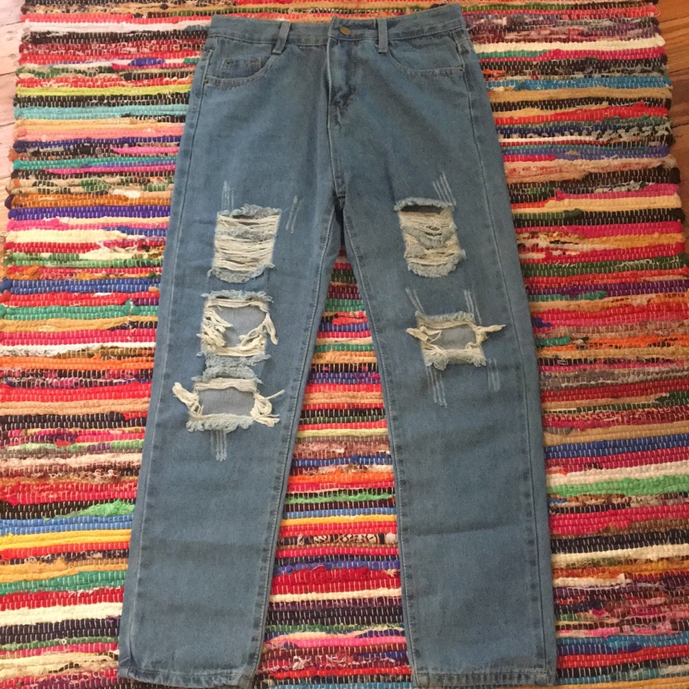 Distressed cropped jeans